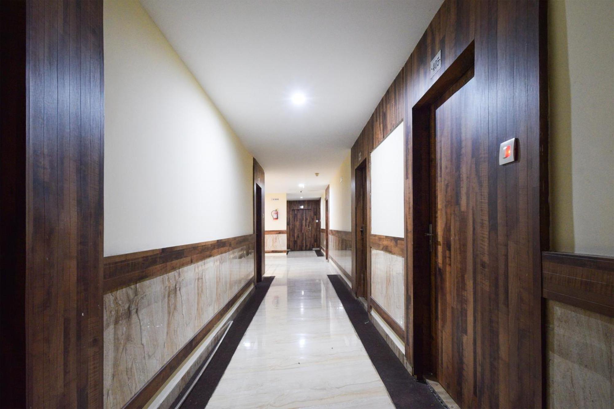 Super Townhouse Vanasthalipuram Formerly Hotel Surabhi Sururnagar Exterior photo