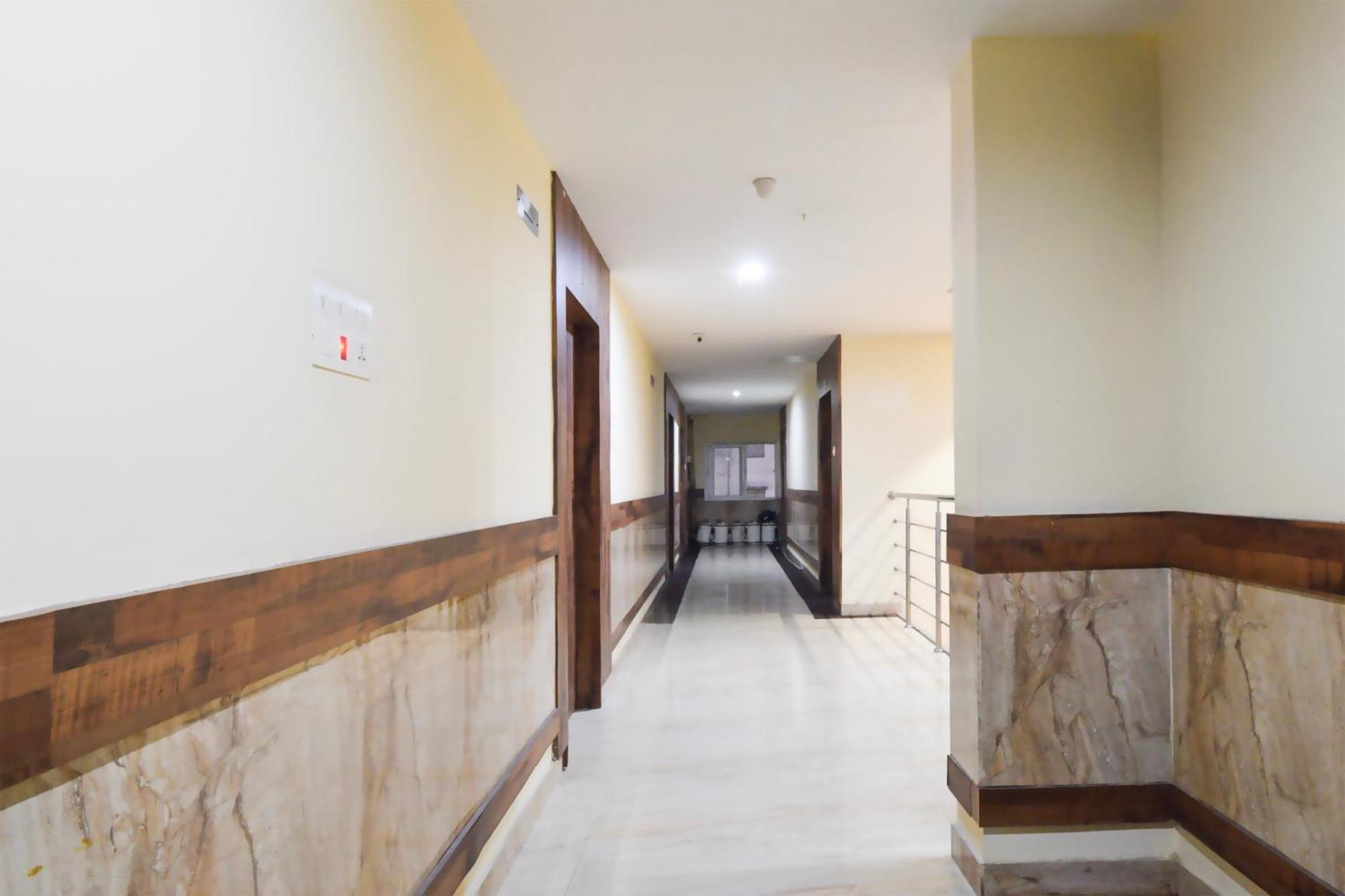 Super Townhouse Vanasthalipuram Formerly Hotel Surabhi Sururnagar Exterior photo